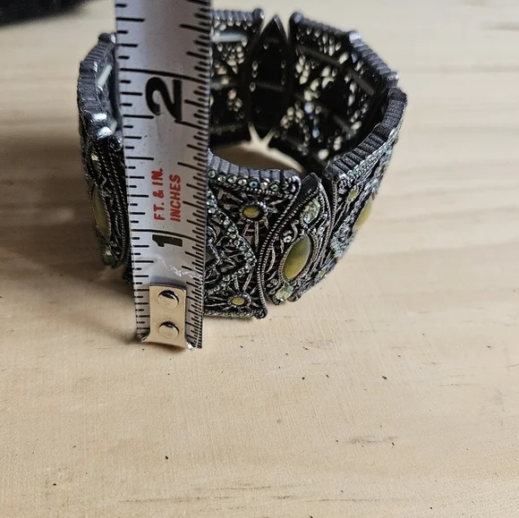 Premier Designs Victorian-style Filigree with Peridot Stretch Bracelet - Picture 9 of 9